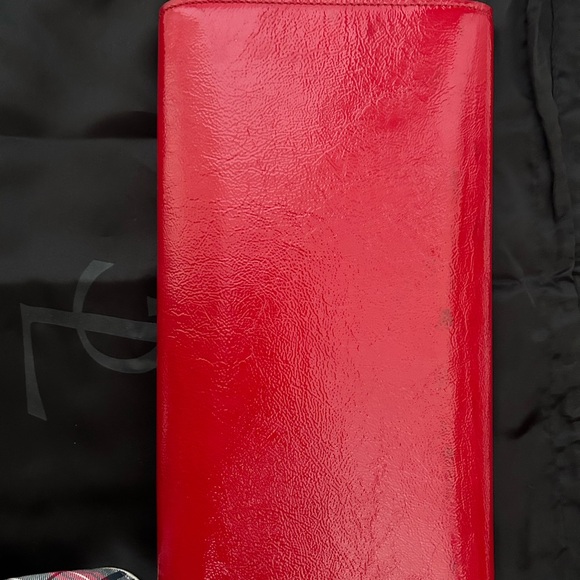 Yves Saint Laurent red patent textured clutch - Picture 6 of 8